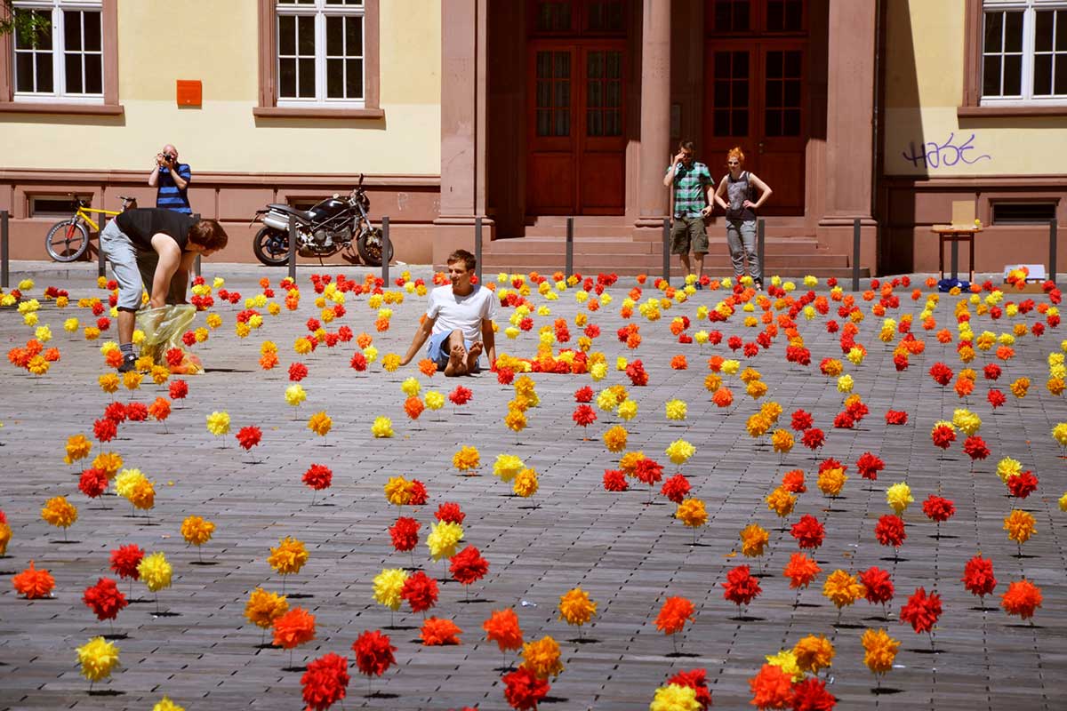 Kunstaktion 'PLANT TRESS NOT WARS' von Andreas Wundersee in Heidelberg