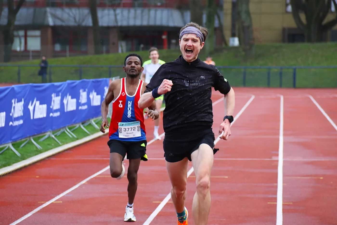 Zieleinlauf bei der Winterlaufserie 2023 in Duisburg